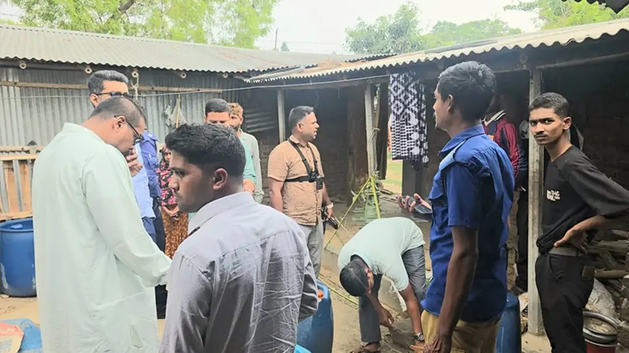 শৌচাগারে লুকানো ডিজেল উদ্ধার ১৪৫ লিটার ভ্রাম্যমাণ আদালত অভিযান