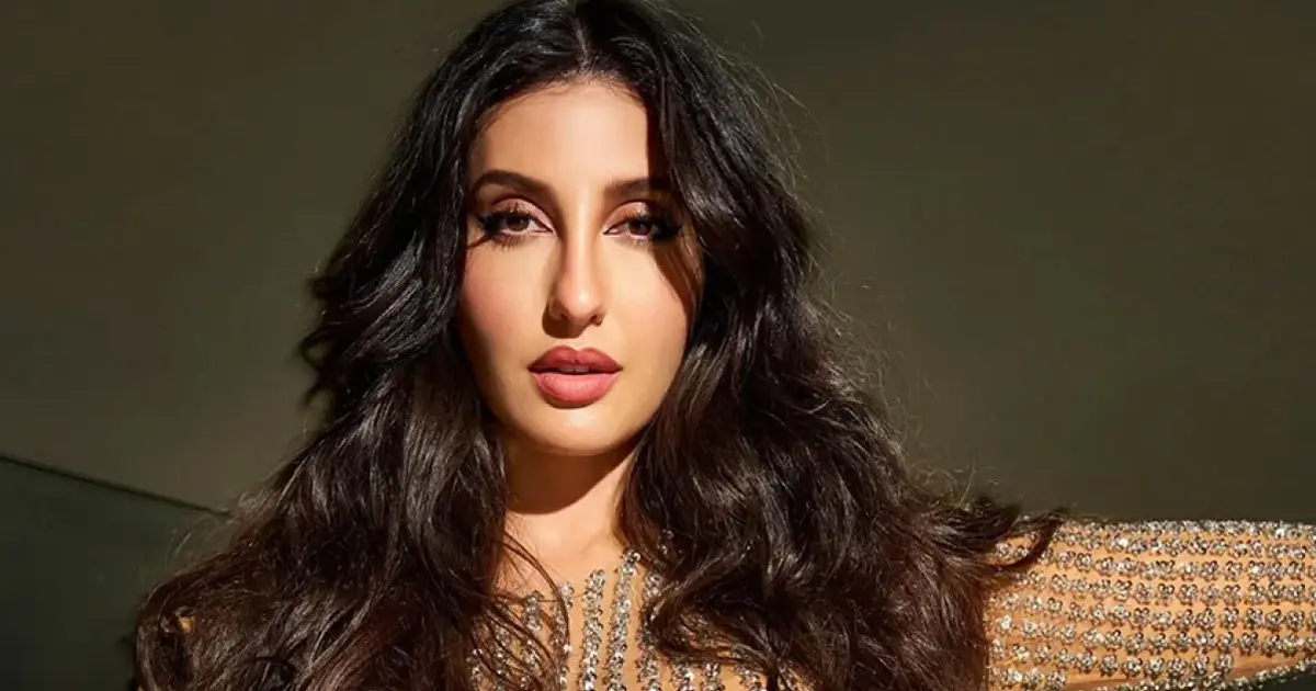 ‘সারকে চুনার’ শিরোনামের এই গানে পারফর্ম করেছেন নোরা ফাতেহি ও সঞ্জয় দত্ত । যৌন ইঙ্গিতপূর্ণ নৃত্যশৈলী উপস্থাপনা বিতর্কে নোরা ফাতেহি