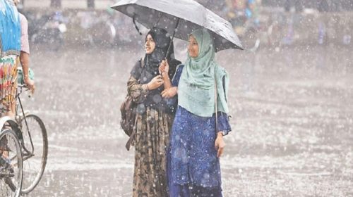 বাংলাদেশ আবহাওয়া অধিদপ্তরের সর্বশেষ পূর্বাভাস অনুযায়ী, আগামী ২৪ ঘণ্টায় দেশের কিছু এলাকায় বজ্রসহ বৃষ্টির সম্ভাবনা রয়েছে, একই সঙ্গে তাপমাত্রা