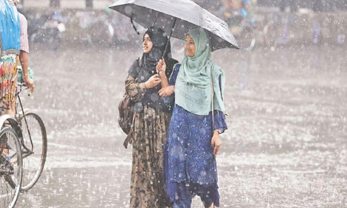 বাংলাদেশ আবহাওয়া অধিদপ্তরের সর্বশেষ পূর্বাভাস অনুযায়ী, আগামী ২৪ ঘণ্টায় দেশের কিছু এলাকায় বজ্রসহ বৃষ্টির সম্ভাবনা রয়েছে, একই সঙ্গে তাপমাত্রা