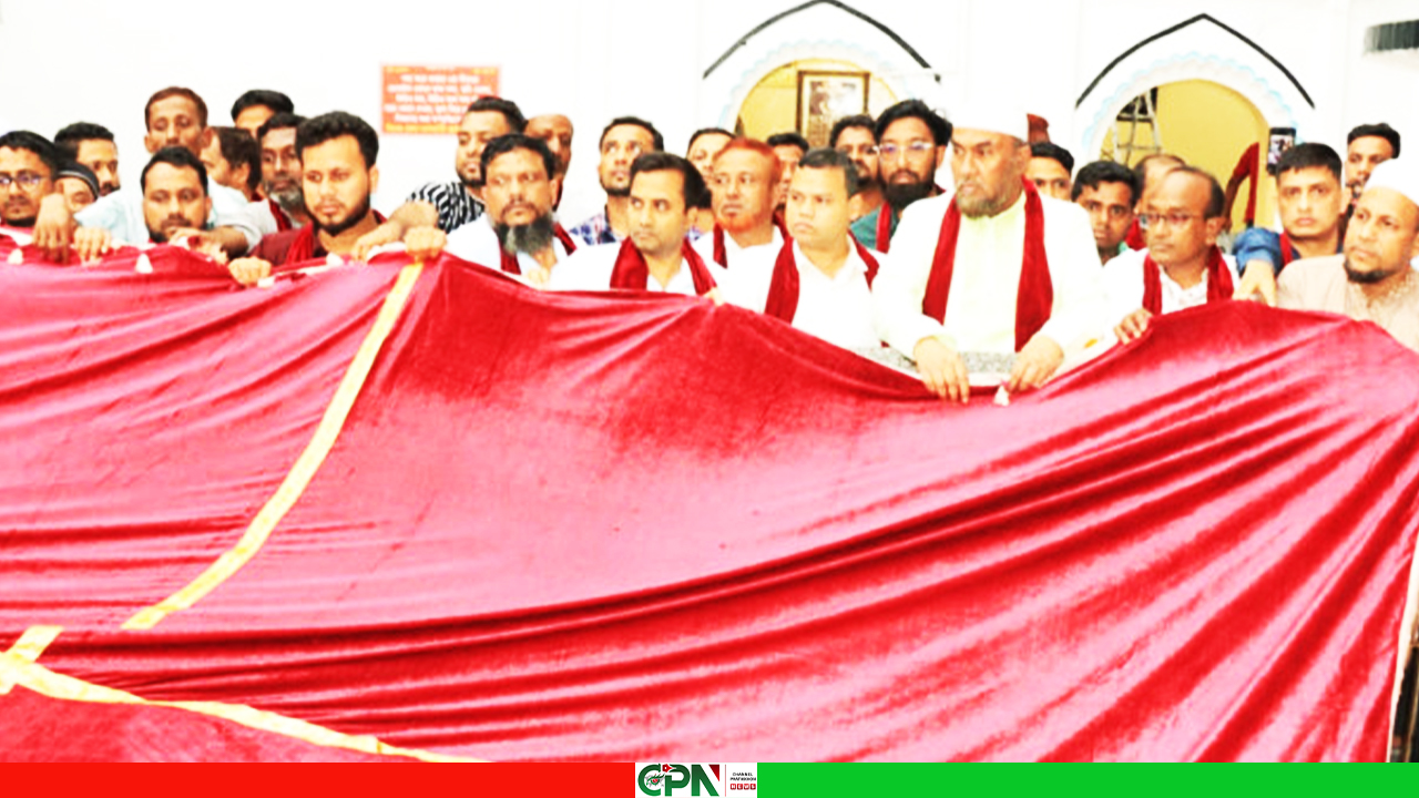 মাজারে গিলাফ ছড়ালেন প্রধানমন্ত্রী